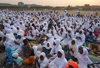 Worshippers ignore social distancing in Kano