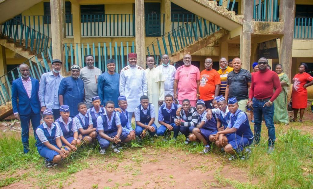 Ozigbo with members of Alumni and current students of Redeemer College