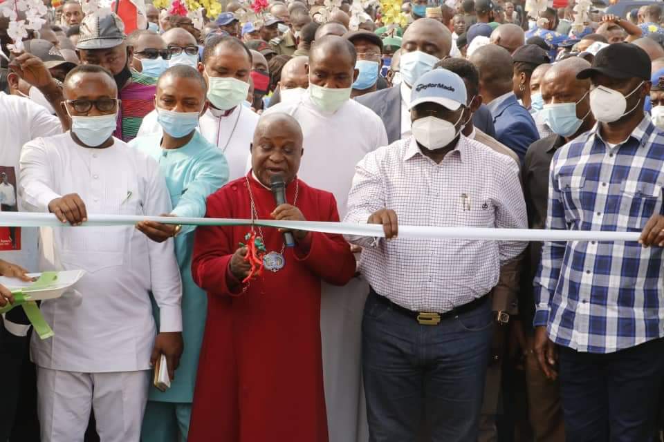 Ikpeazu commissions roads in Abia