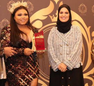 Nike EMR receiving award fromEngr. Suaad Alshamsi, UAE's ist Aircraft Engineer