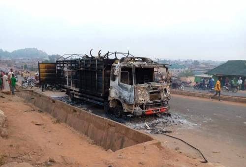 Oyo youths burn trailer