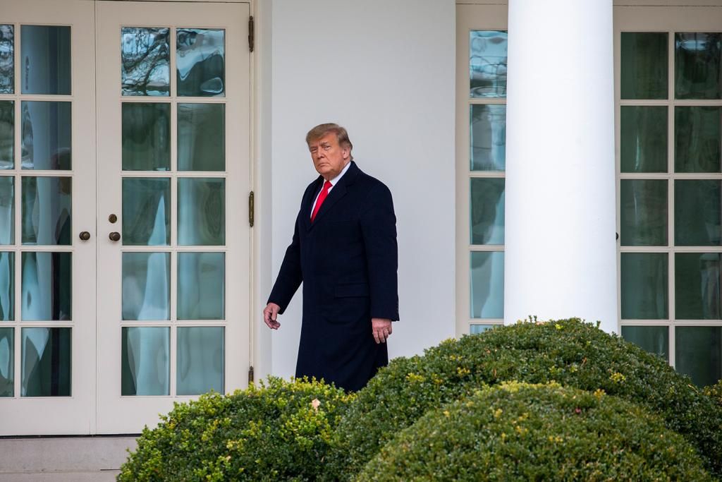 US to cut flight capacity as shutdown worsens