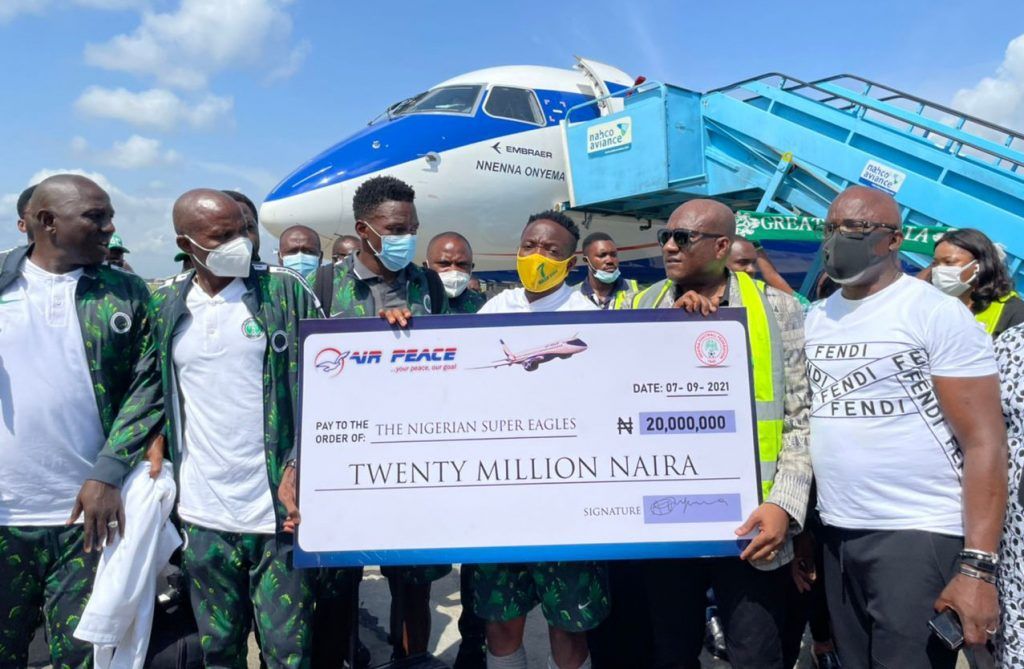 Allen Onyema presents N20m cheque to Super Eagles