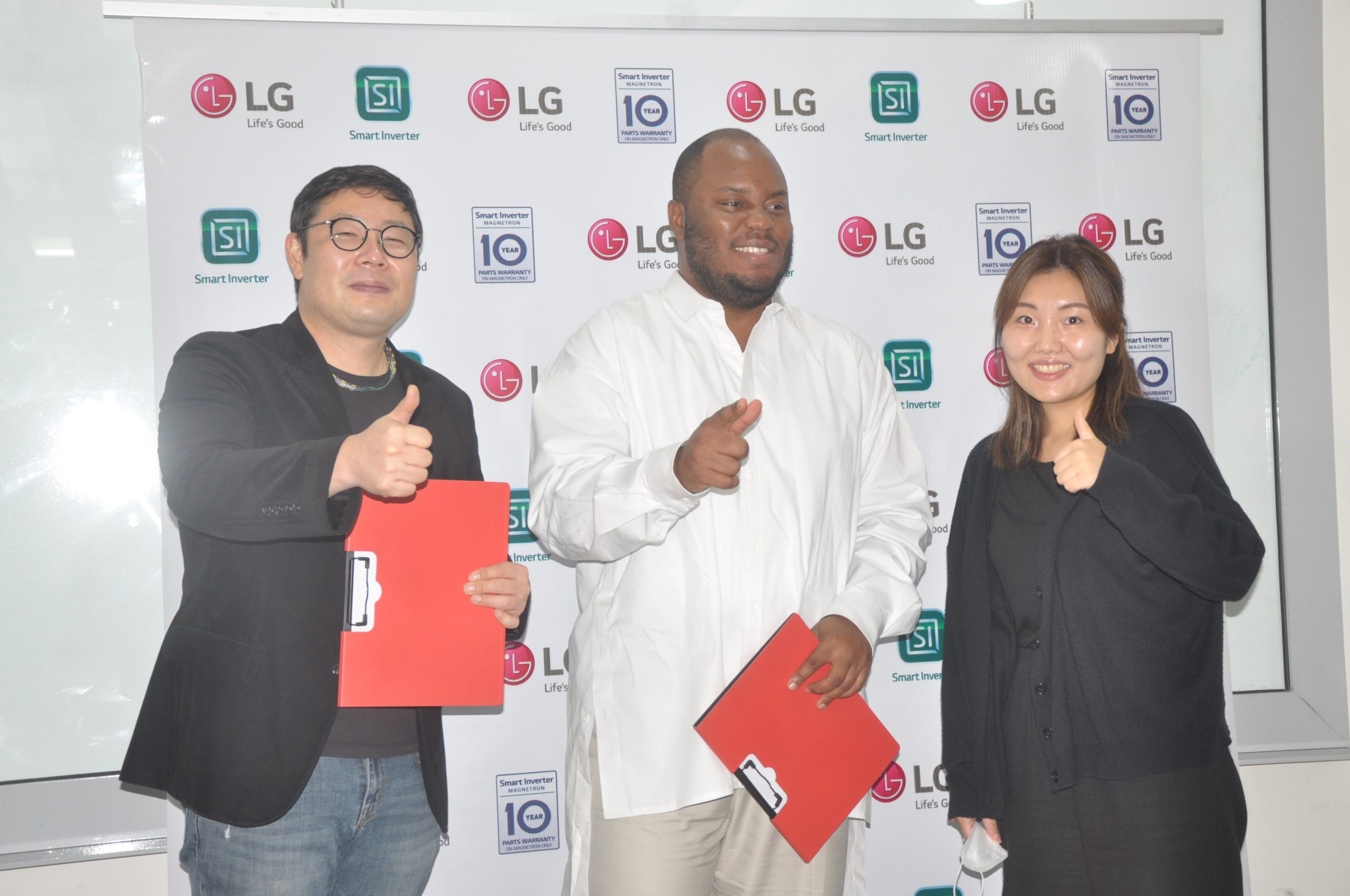 General Manager, Home Appliances, LG Electronics, Mr. Brian Kang, The Nigerian Celebrity Chef, Mr. Oritsegbugbemi Fregene (CHEF FREGZ) and Senior Officer, Home Appliances, LG Electronics, Ms. Sooyoung Park at the official sign-in ceremony of the partnership between Chef Fregz and LG Electronics to showcase skills in the usage of LG Gas Cooker, Microwave Oven and InstaView Refrigerator held recently in Lagos