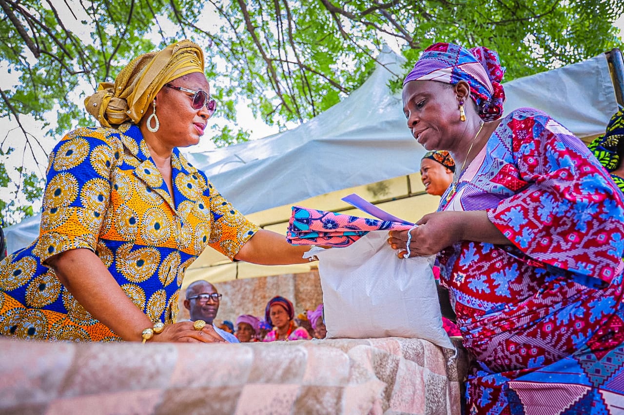 Osun Dep. Governor's wife distributes Easter gifts to widows, elderly women