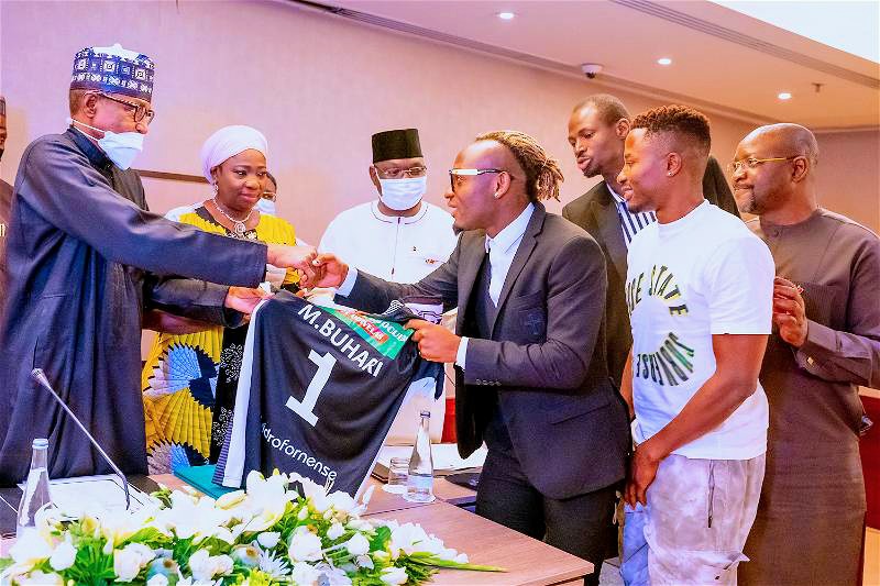 PHOTOS: Buhari meets Nigerians in Portugal