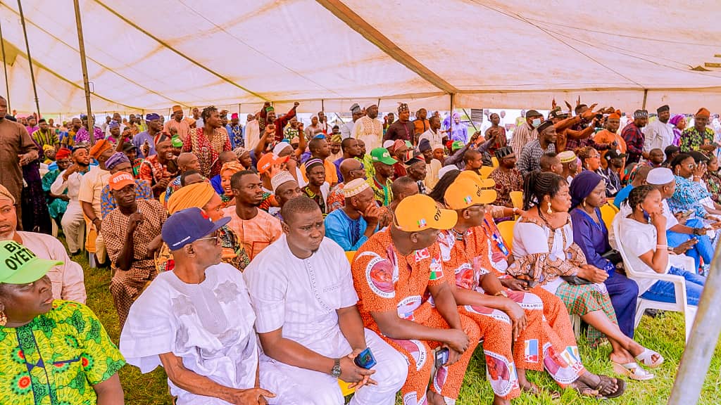 Osun: Gov Oyetola meets APC leaders after electoral defeat, calls for calm