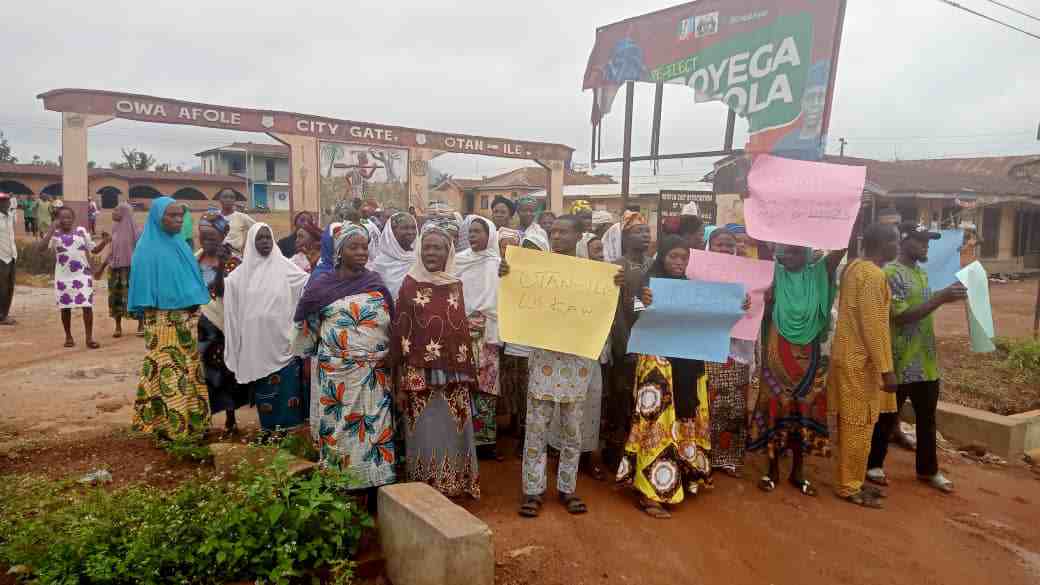 Osun APC LG primary: Obokun East LCDA members protest upturn of result