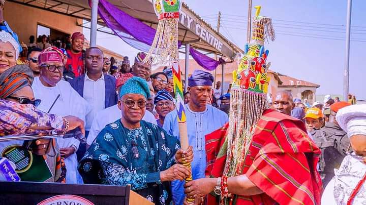 Osun: Oyetola presents staff of office to new Owa of Igbajo, Oba Famoodun