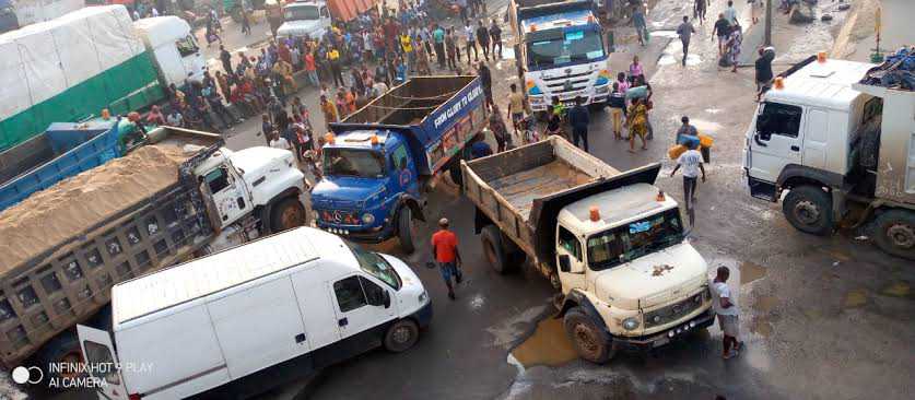 Truck drivers protesting imposition of N30k levy by Soludo block Onitsha bridge