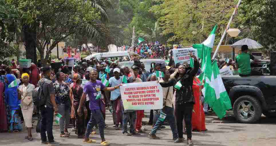 JUST IN: Protesters storm CBN headquarters over S'Court ruling on old naira notes