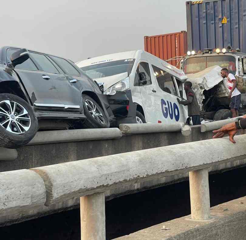 Trailer rams into multiple vehicles at Kara Bridge [PHOTOS]