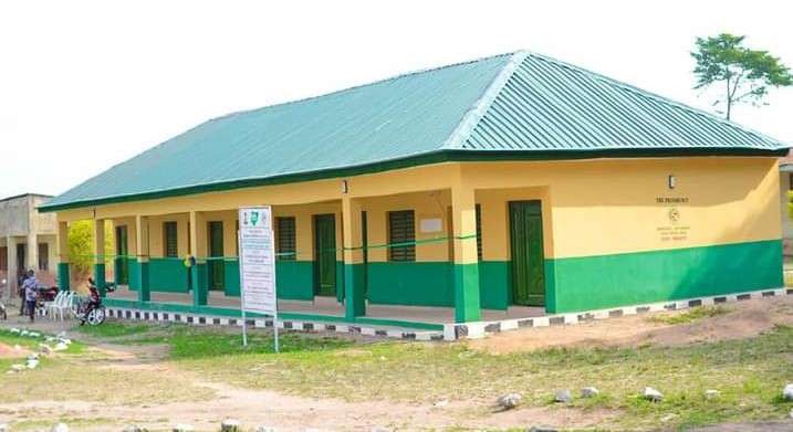 Osun Lawmaker, Oluga commissions block of classroom, names it after late PDP opponent, Arabambi