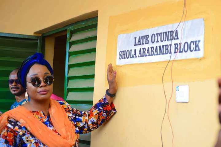 Osun Lawmaker, Oluga commissions block of classroom, names it after late PDP opponent, Arabambi