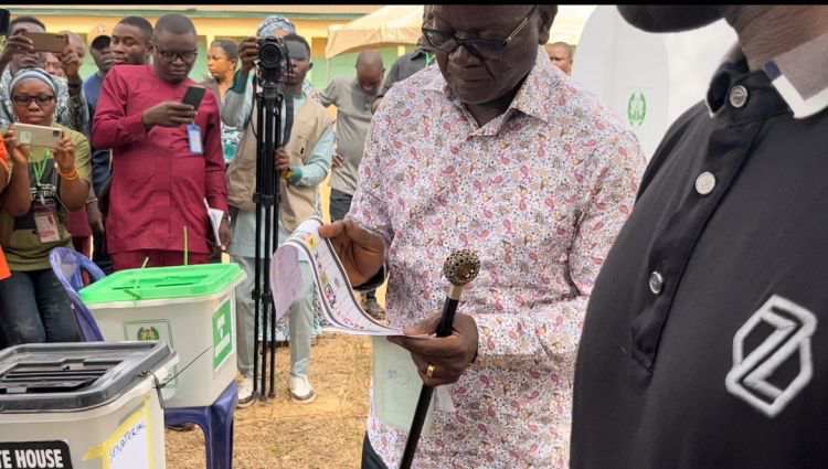 #NigeriaDecides: Ortom votes Obi, displays ballot paper