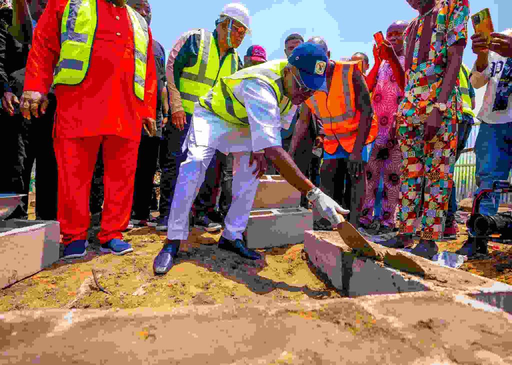 Sanwo-Olu donates N100m to victims of Lagos market fire, lays foundation for new market