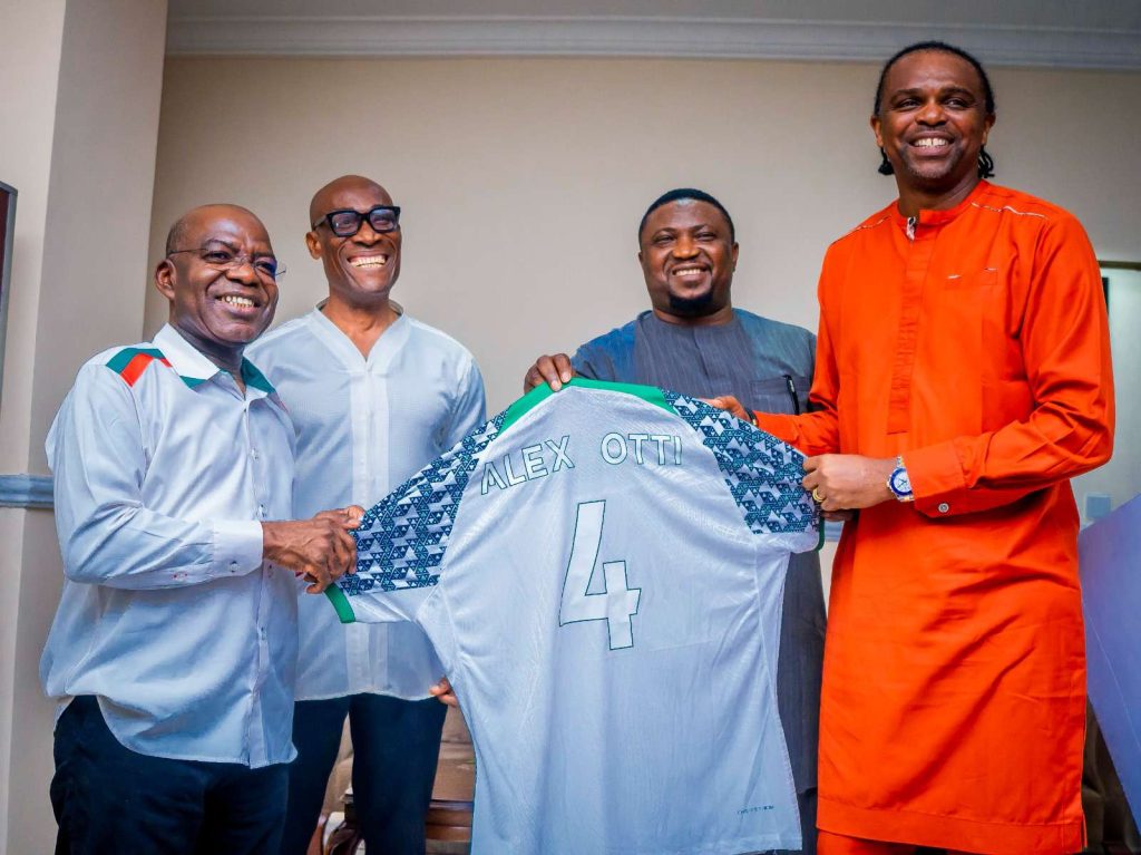 Kanu Nwankwo visits Alex Otti, congratulates him on assumption of office as Abia governor