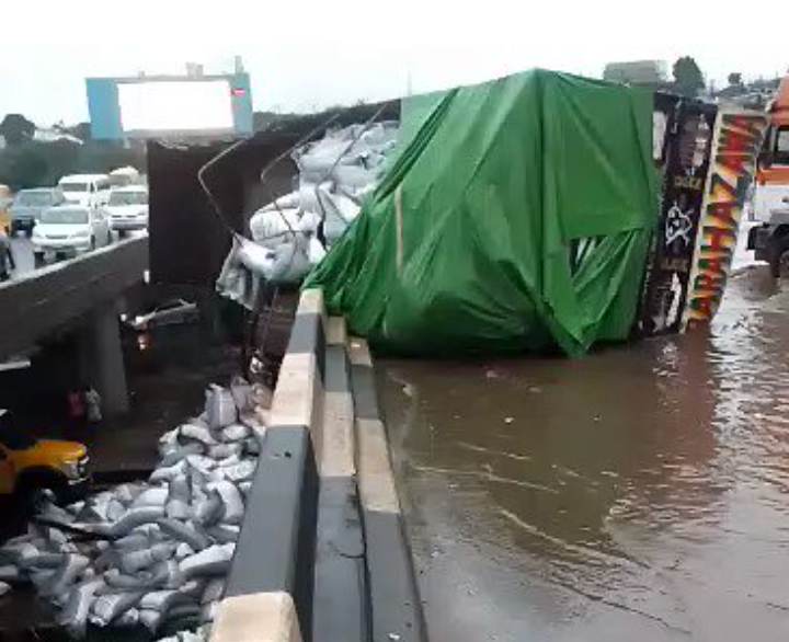 JUST IN: Heavy traffic on Lagos-Ibadan expressway as loaded truck falls on Otedola bridge