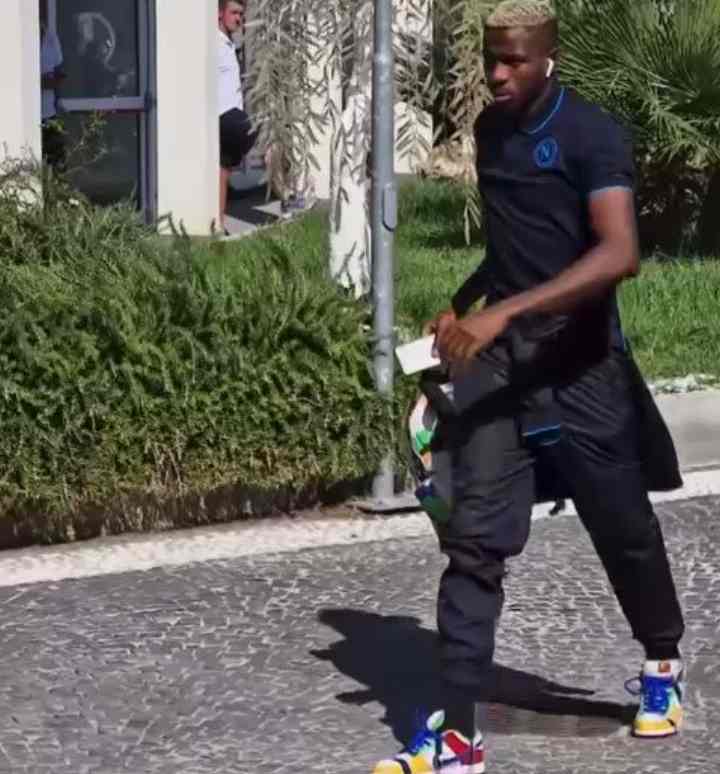 Osimhen snubs teammates on arrival at team hotel