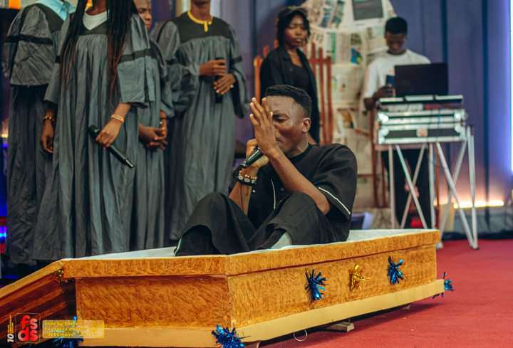 PHOTOS: Shock as gospel singer arrives stage in a coffin