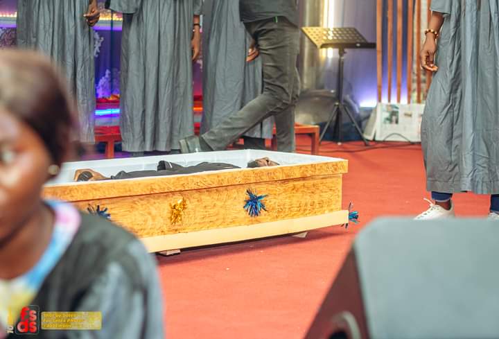 PHOTOS: Shock as gospel singer arrives stage in a coffin