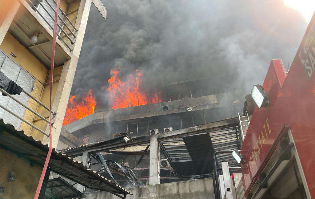 Traders lose all as fire razes popular Mandilas building in Lagos