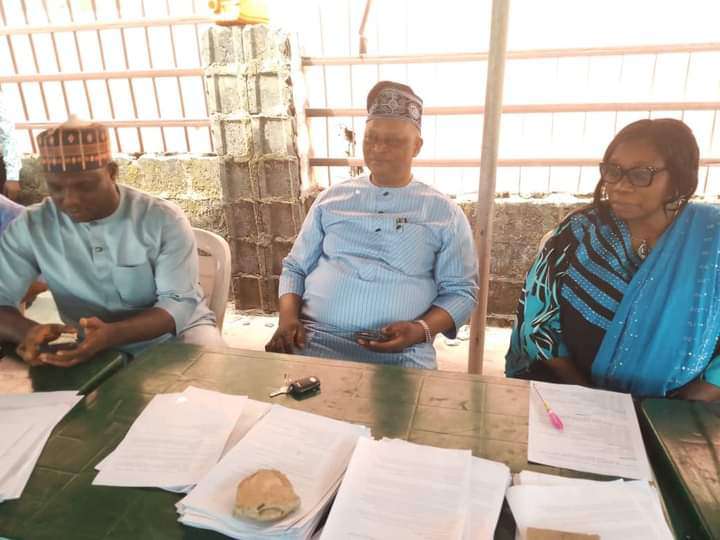 Adeleke deepens grassroot devt, presents multi-million naira cheques to community associations