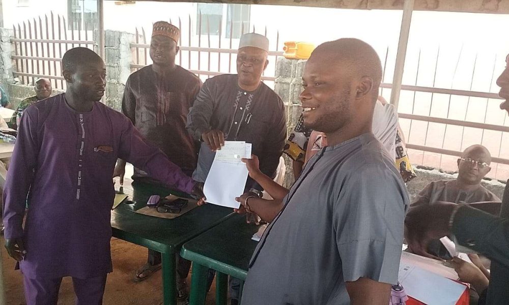 Osun: CSDA presents multi-million naira cheques to community associations