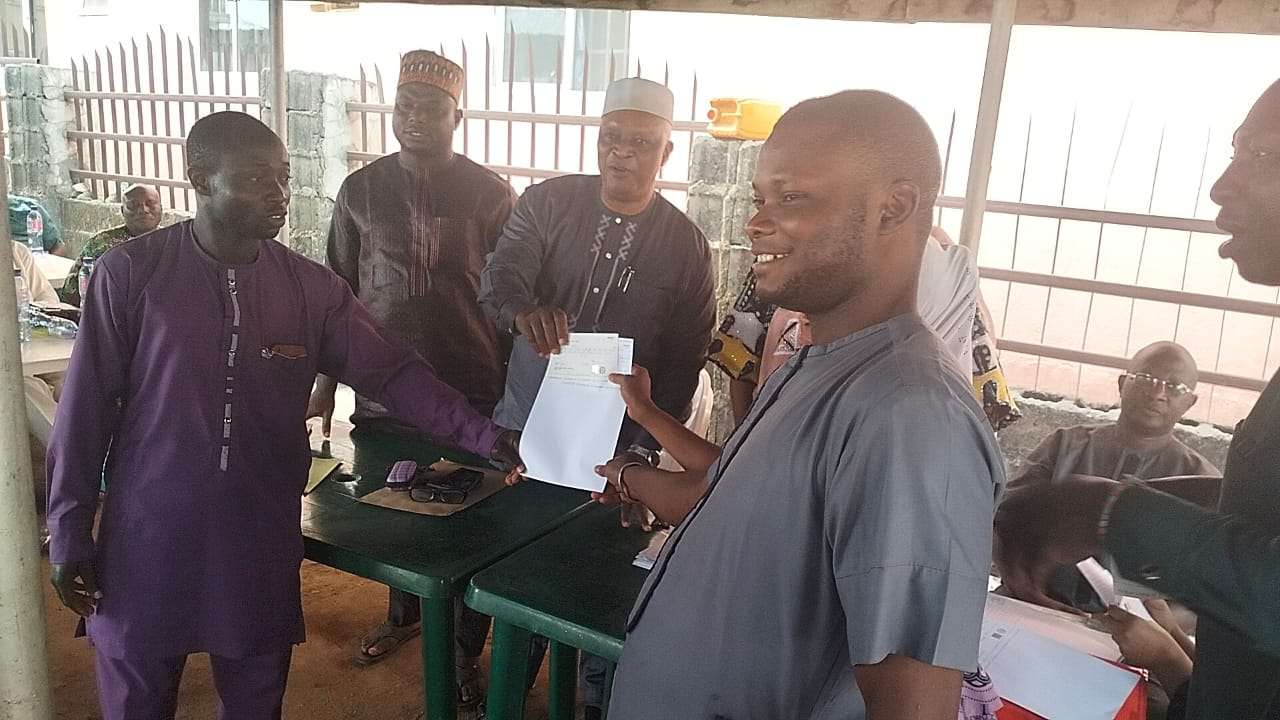 Osun: CSDA presents multi-million naira cheques to community associations