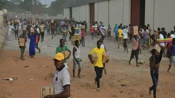 Economic Hardship: Nigerians loot NEMA warehouse in Abuja
