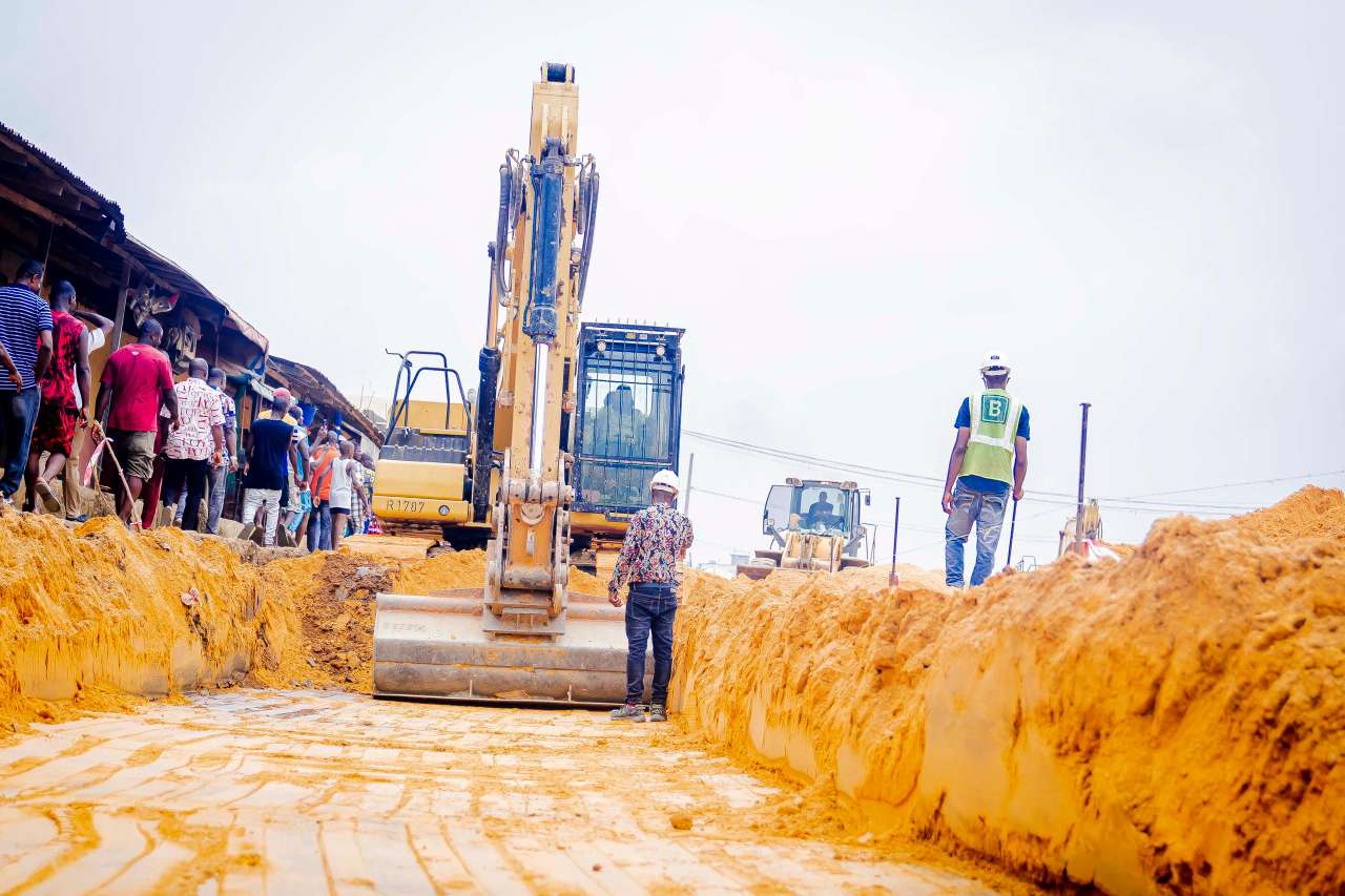 Workers of Julius Berger on site at Port Harcourt Road, Aba.