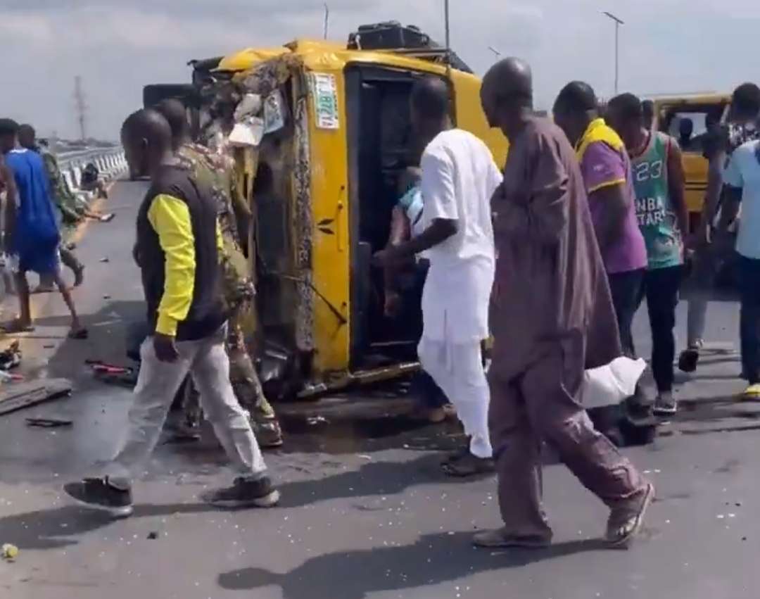 Passenger bus falls on 3rd Mainland Bridge, flings passengers into Lagoon