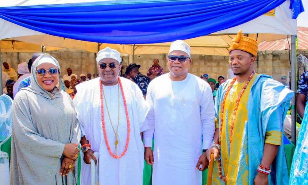 Eid-Ed-Fitr: NIWA boss, Oyebamiji shares food items to Osun residents