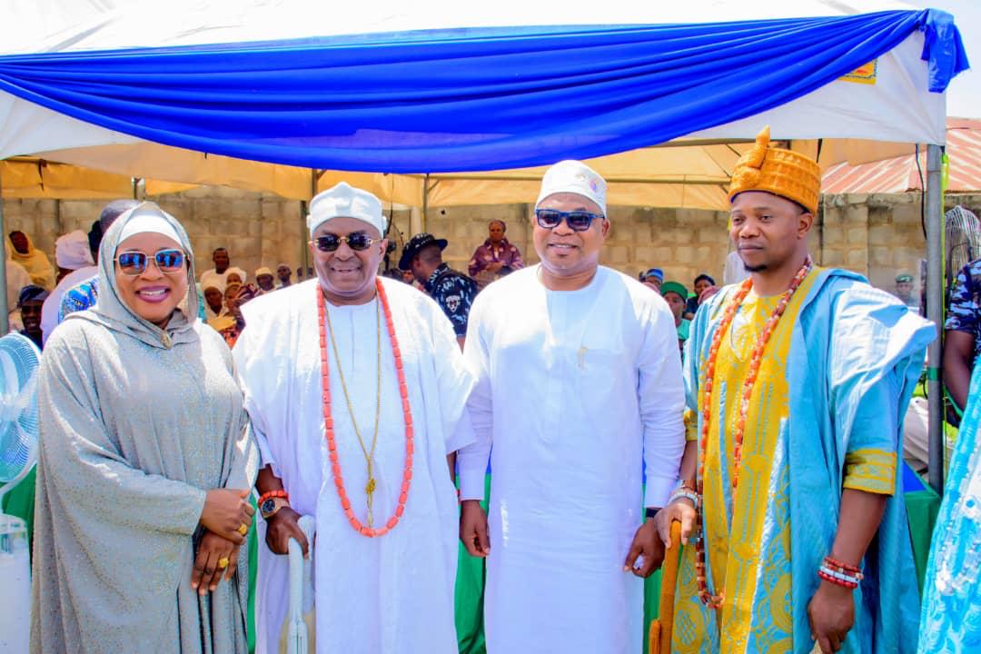 Eid-Ed-Fitr: NIWA boss, Oyebamiji shares food items to Osun residents
