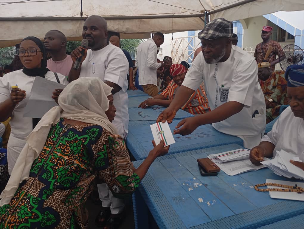 Osun Commissioner, Ganiyu Olaoluwa empowers 500 constituents