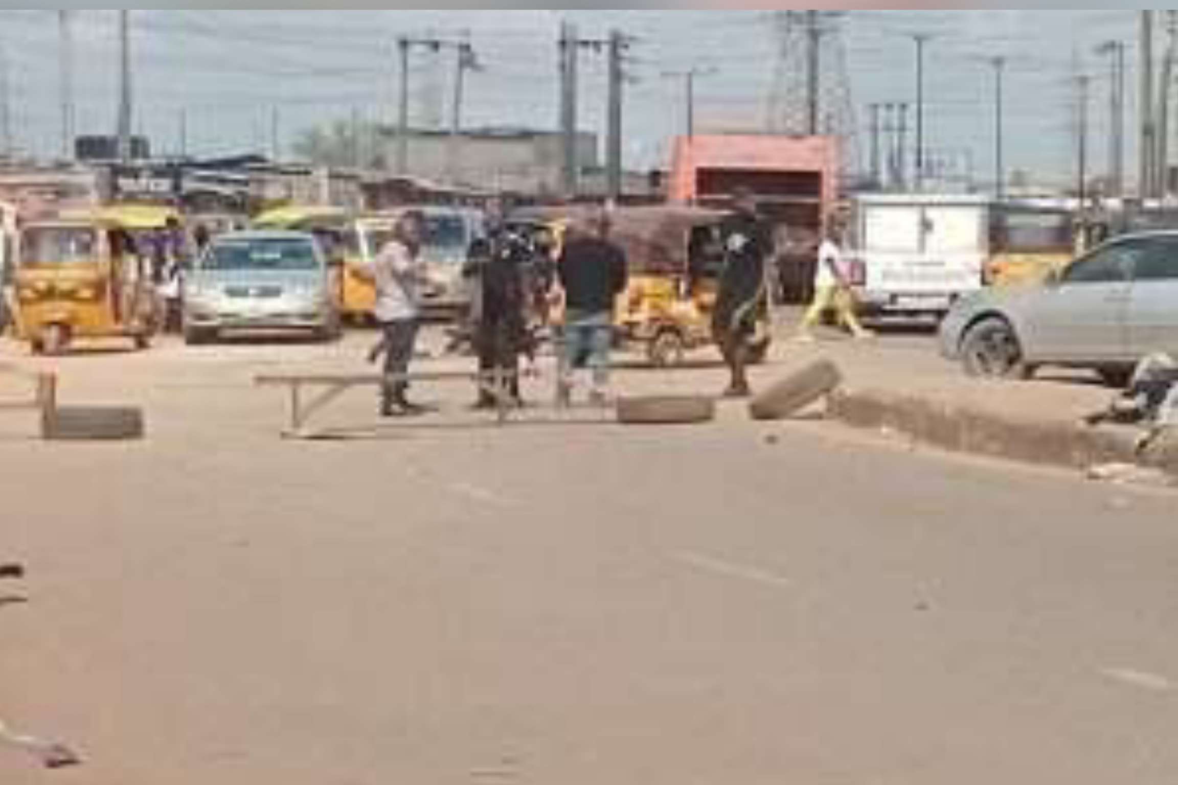 Scores feared dead as hoodlums attack Lagos police station