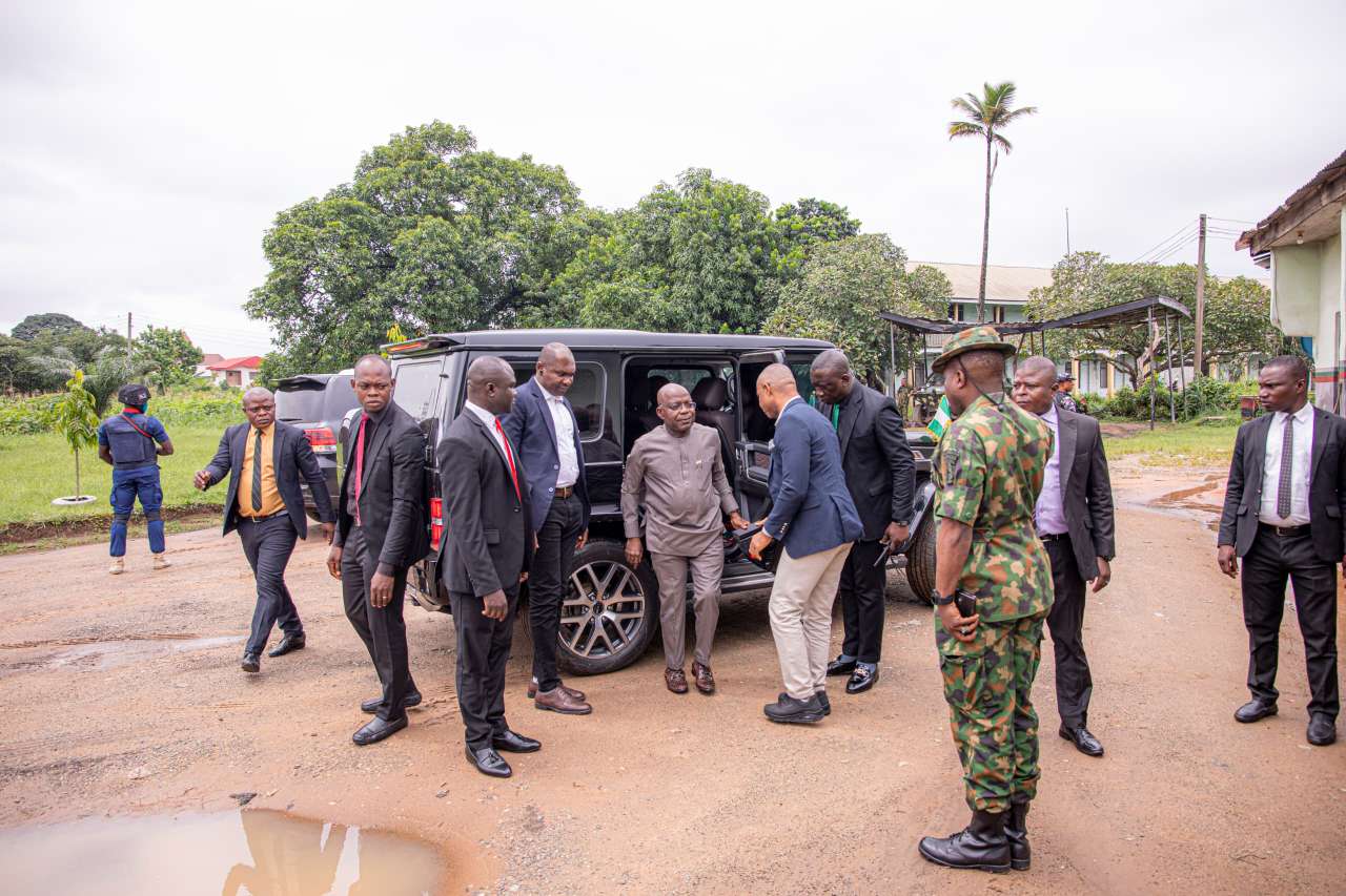 Aba killings: Gov Otti pays morale boosting visit to army, pleads for innocent suspects