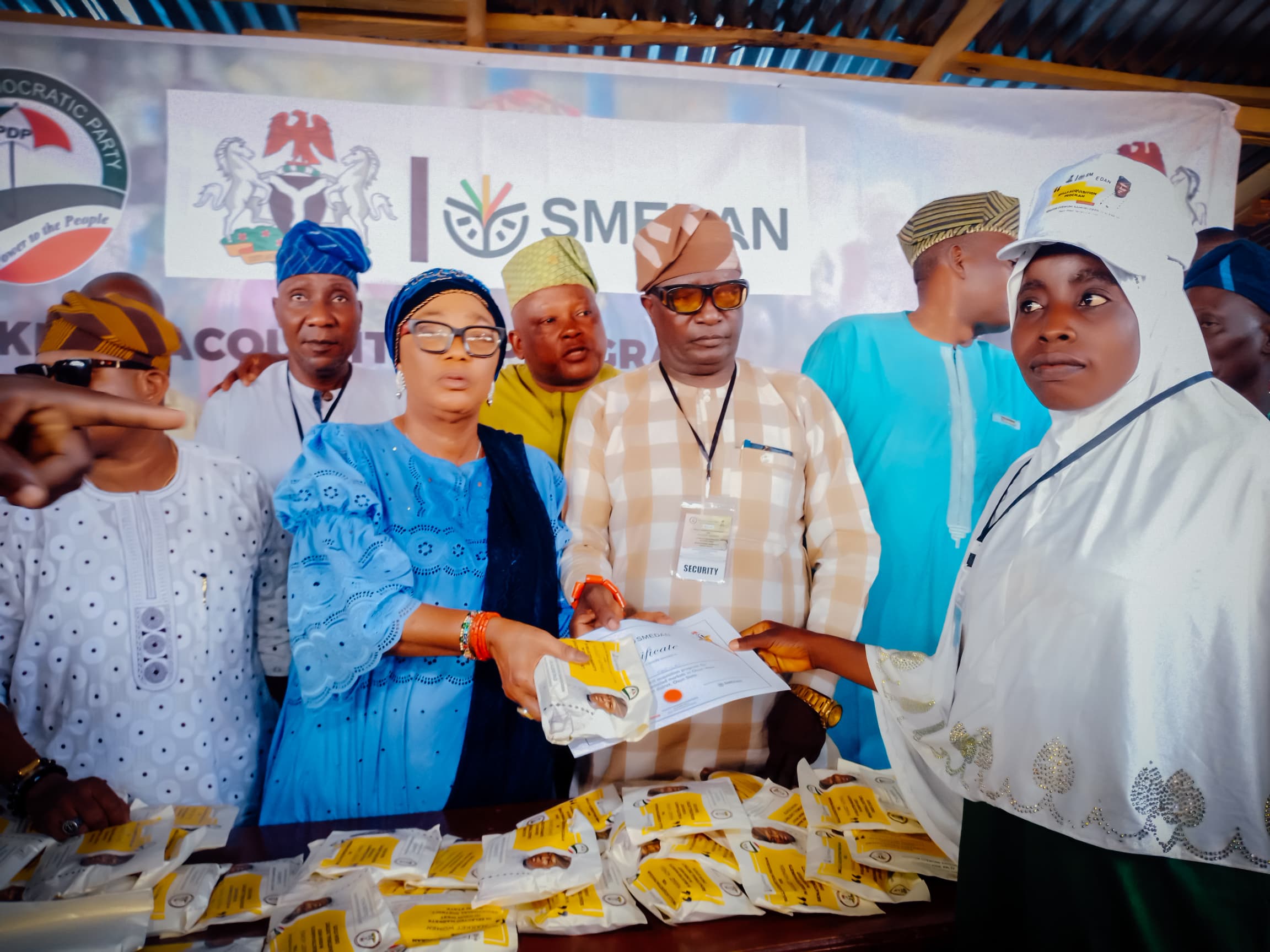 Senator Oyewumi empowers over 200 market women in Osun West
