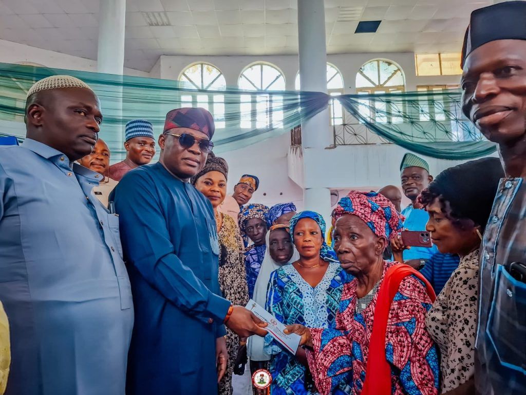 Senator Oyewumi doles out grant to the aged, vulnerable, widows in Osun West 