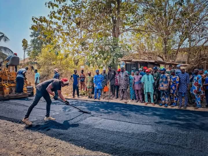 Jubilation as Senator Oyewumi begins asphalt laying of community roads in Osun