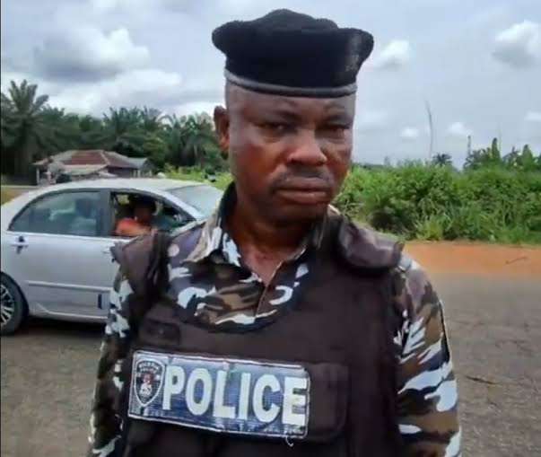 Policeman captured in viral video demanding ₦5k from motorists over suspended ECMR policy