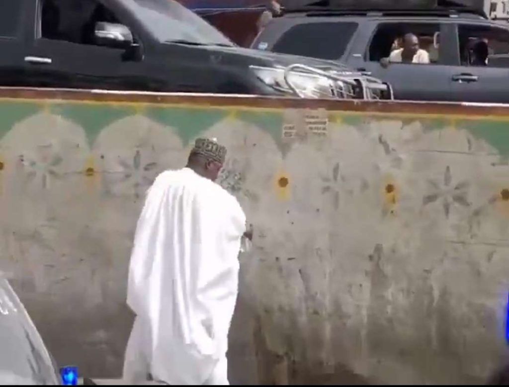 Video: Man in governor-like convoy caught urinating by roadside sparks debate
