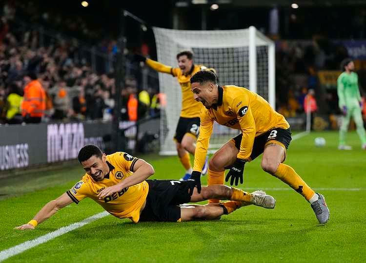 Wolves Stun Liverpool as Atlético Madrid Edge Barcelona to Reach Copa del Rey Final