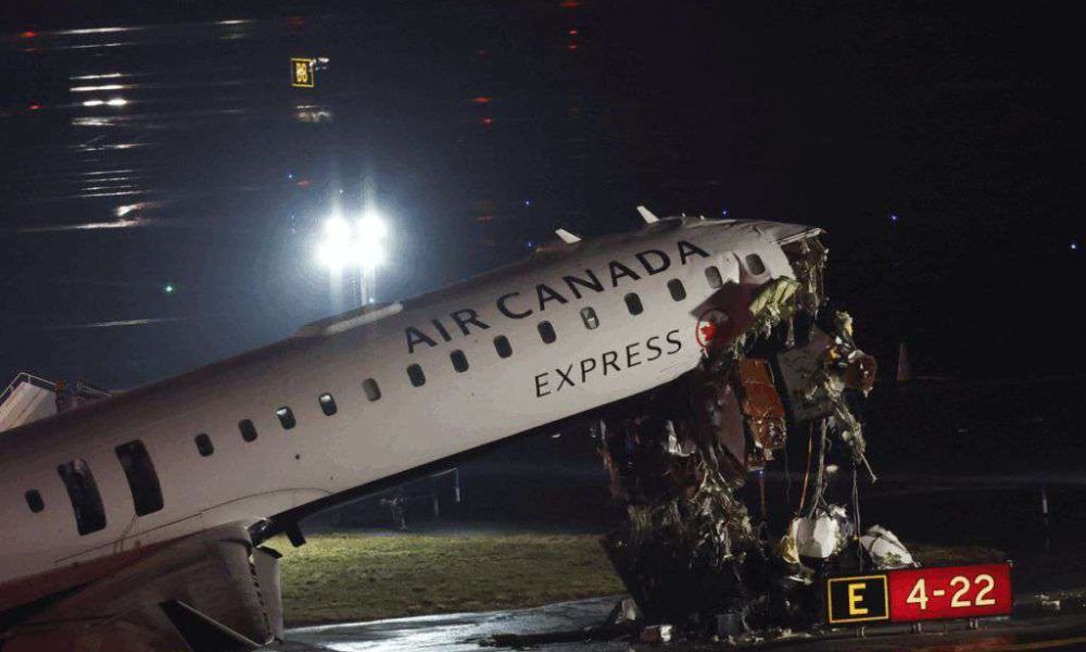 Updated: Two Pilots Die, Scores Wounded as Plane Crashes Into Fire Truck in New York